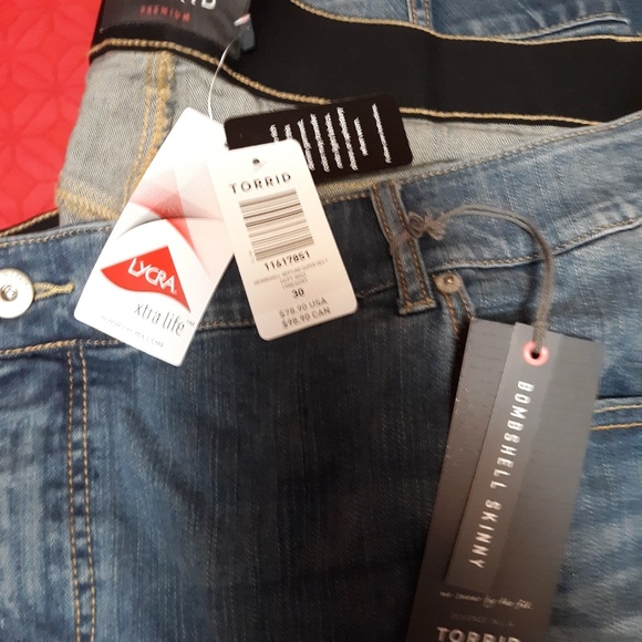 30T Bombshell Skinny Jeans Torrid - Picture 3 of 3